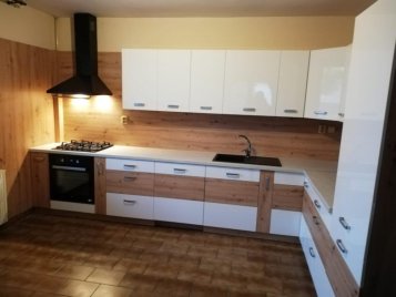 Kuchyně Artisan – teplý dekor dřeva v moderním pojetí