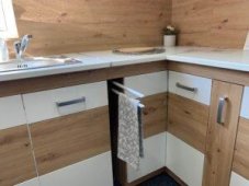 Výsuvný držák na utěrky