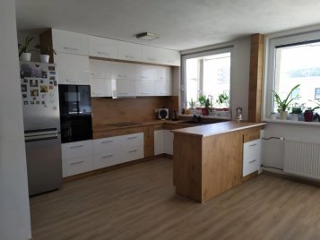 Černá kuchyně Vigo – výrazný moderní kontrast